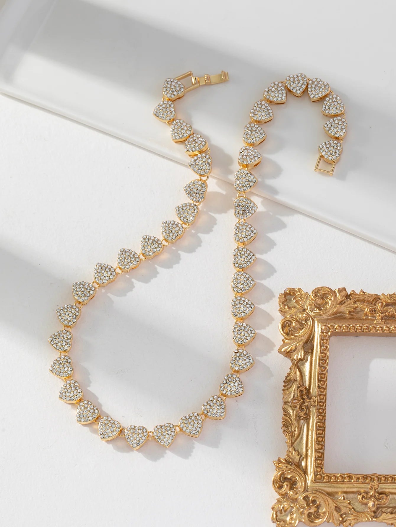 A unique, fashionable, elegant and simple design of a heart-shaped necklace for women, a gift for teachers and a necklace for me