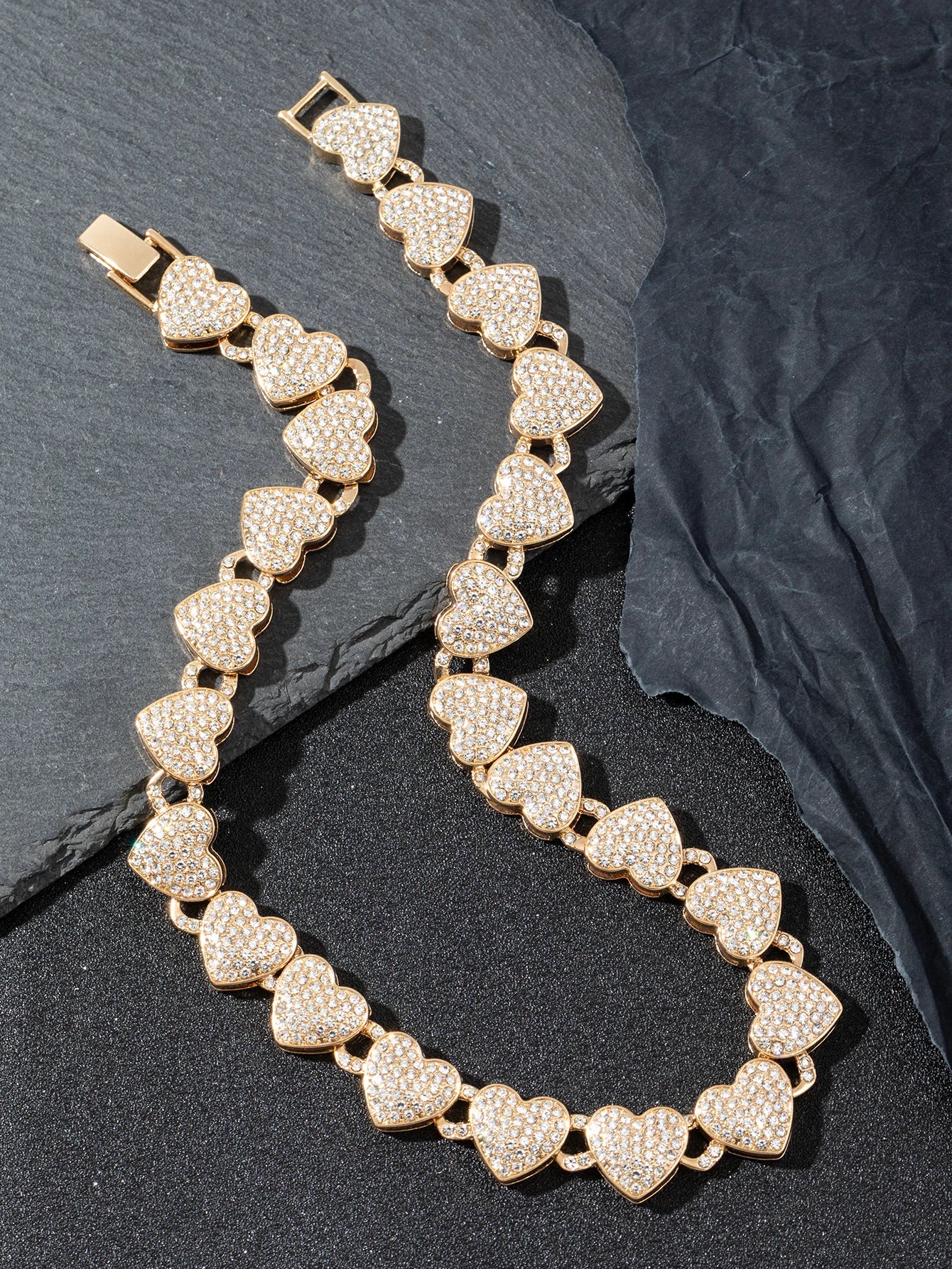 This is a heart-shaped necklace with a unique hip-hop style for men and women. It is a fashionable accessory for parties and gat