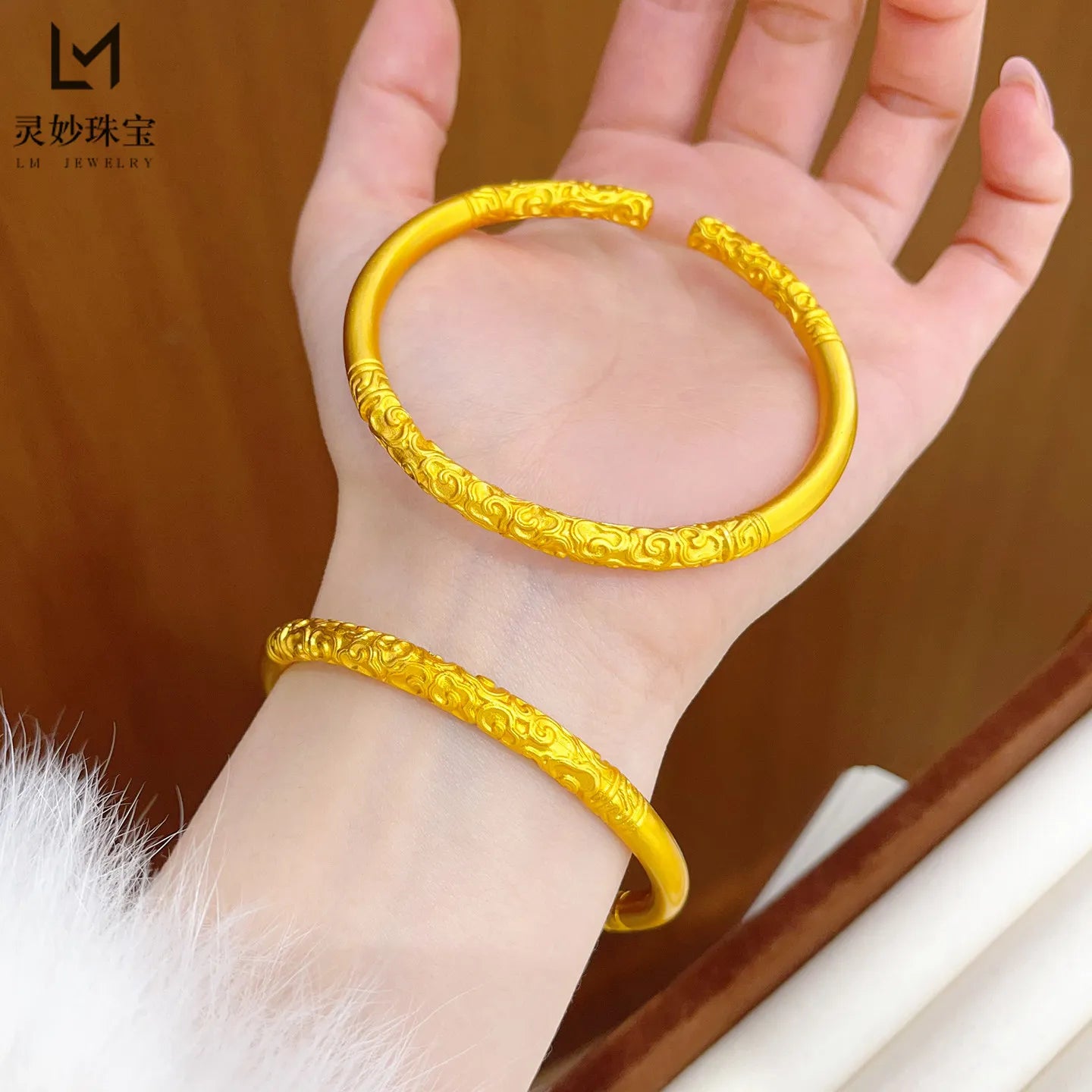 Elegant Hand-Carved Round Golden Hoop Stick Open Bracelet Women 24K Gold AU999 Comfortable and Attractive