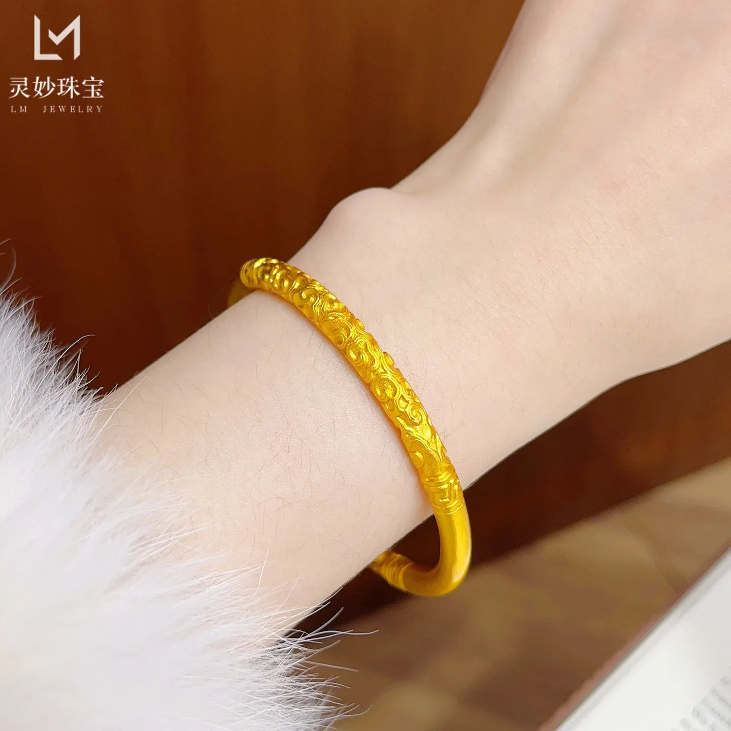 Elegant Hand-Carved Round Golden Hoop Stick Open Bracelet Women 24K Gold AU999 Comfortable and Attractive