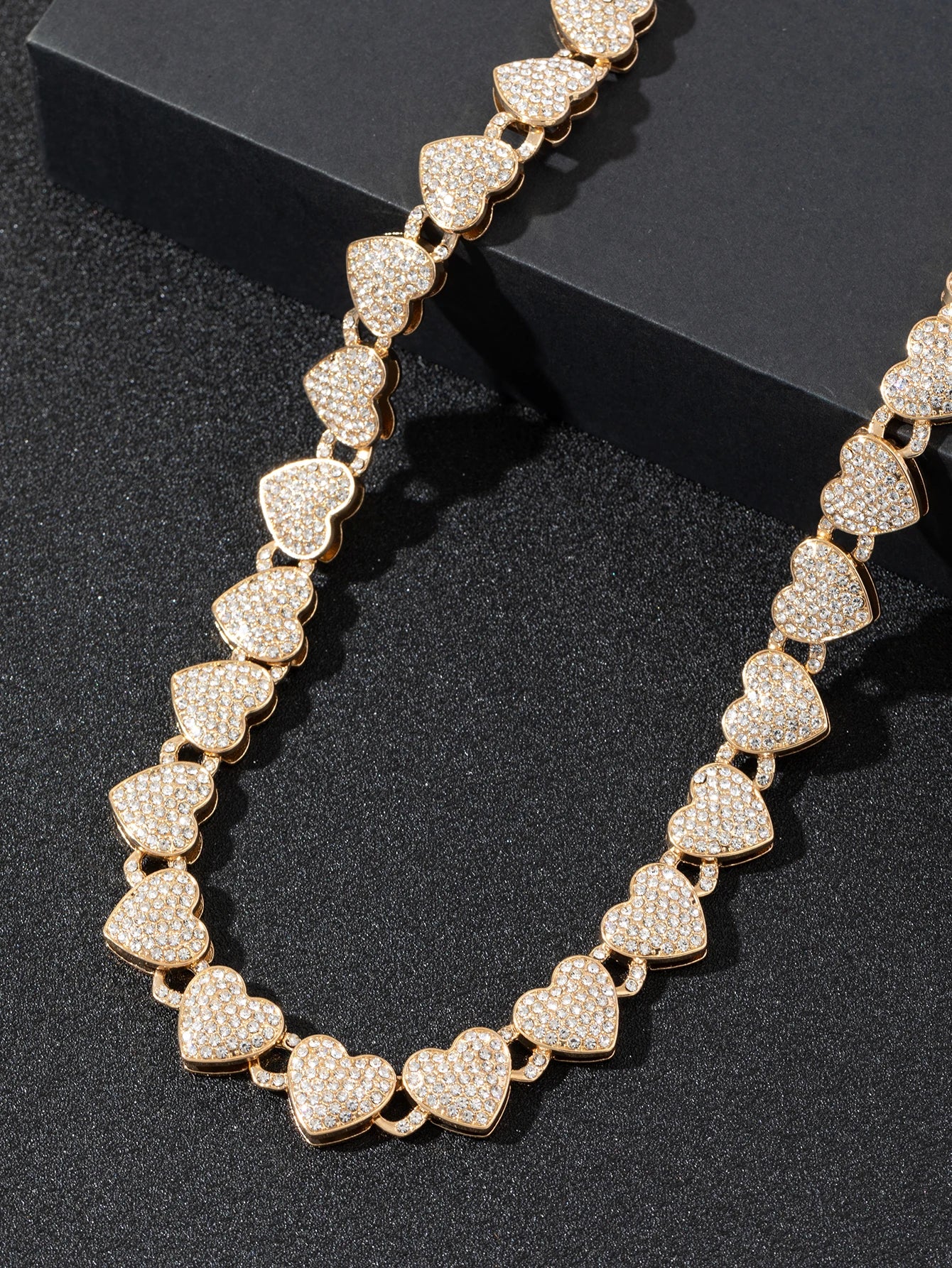 This is a heart-shaped necklace with a unique hip-hop style for men and women. It is a fashionable accessory for parties and gat