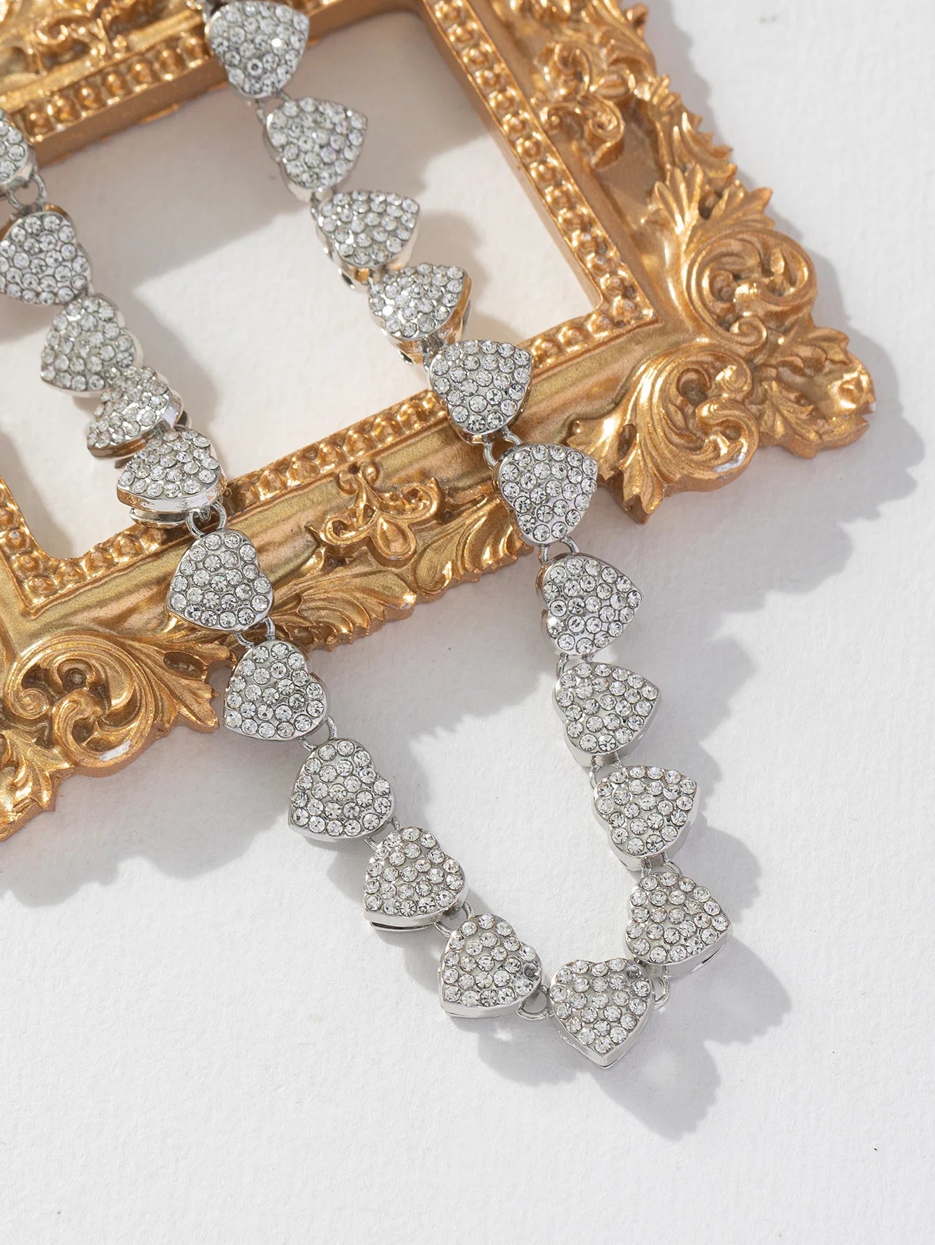 A unique, fashionable, elegant and simple design of a heart-shaped necklace for women, a gift for teachers and a necklace for me