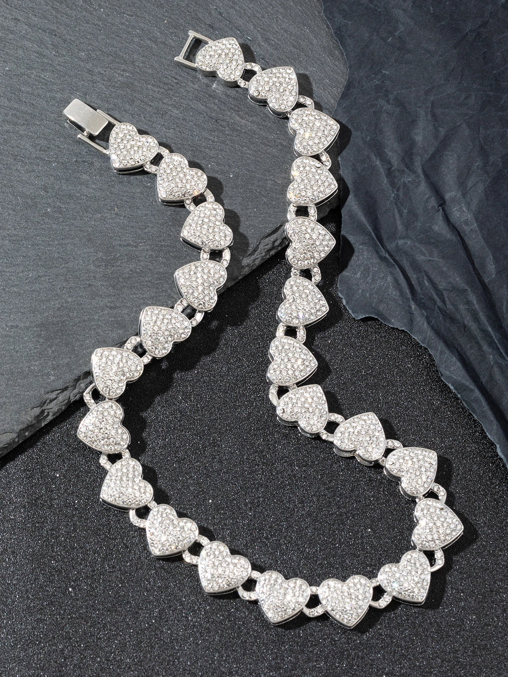 This is a heart-shaped necklace with a unique hip-hop style for men and women. It is a fashionable accessory for parties and gat