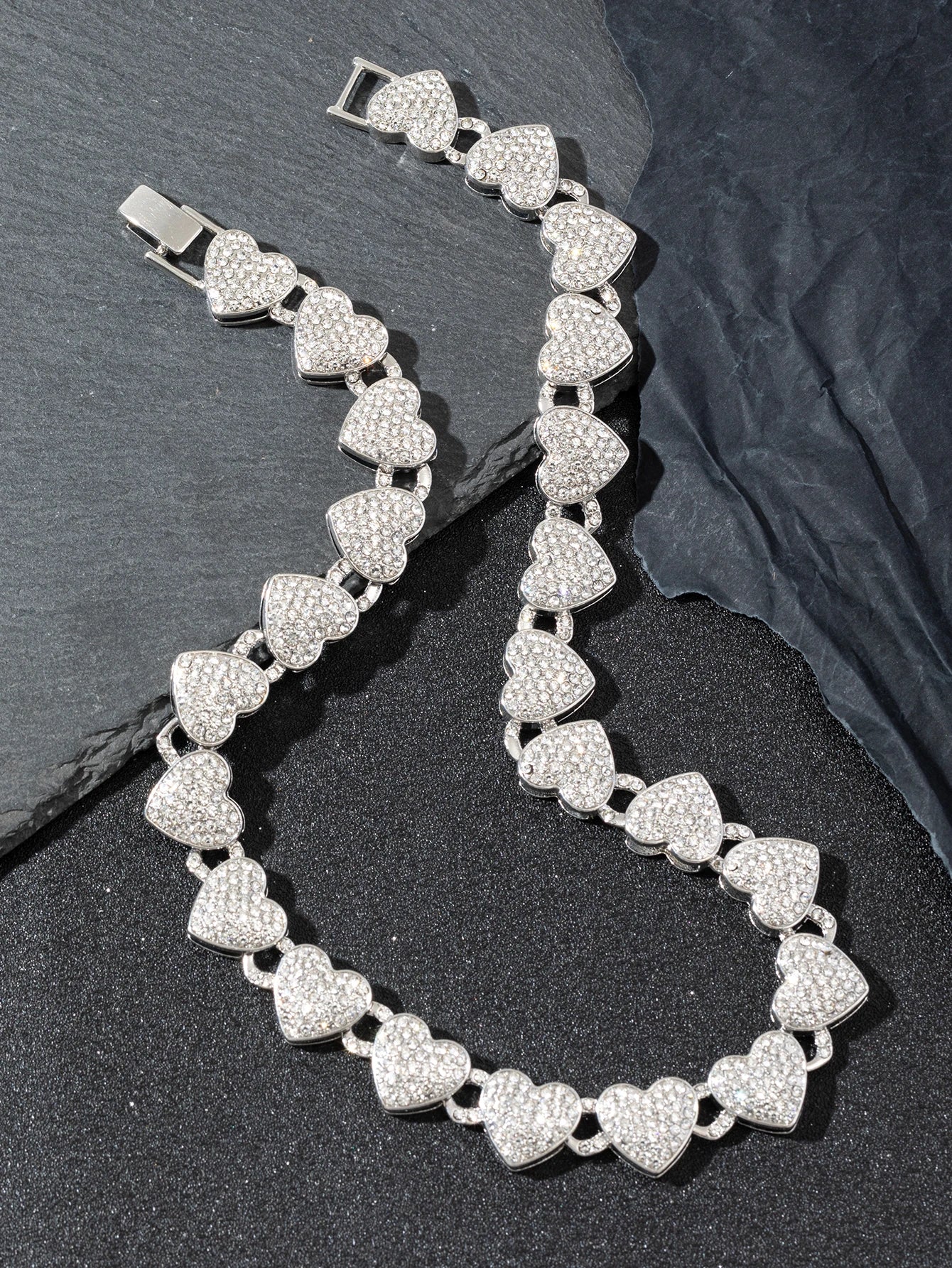 This is a heart-shaped necklace with a unique hip-hop style for men and women. It is a fashionable accessory for parties and gat