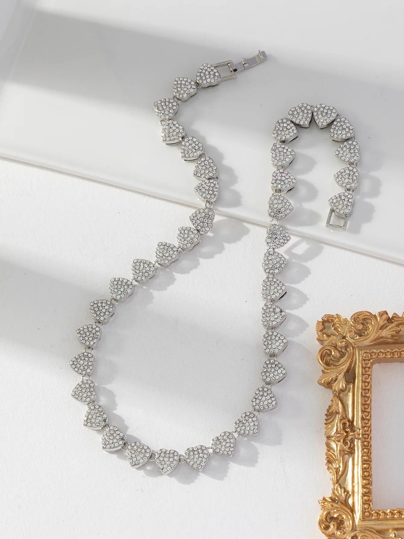 A unique, fashionable, elegant and simple design of a heart-shaped necklace for women, a gift for teachers and a necklace for me