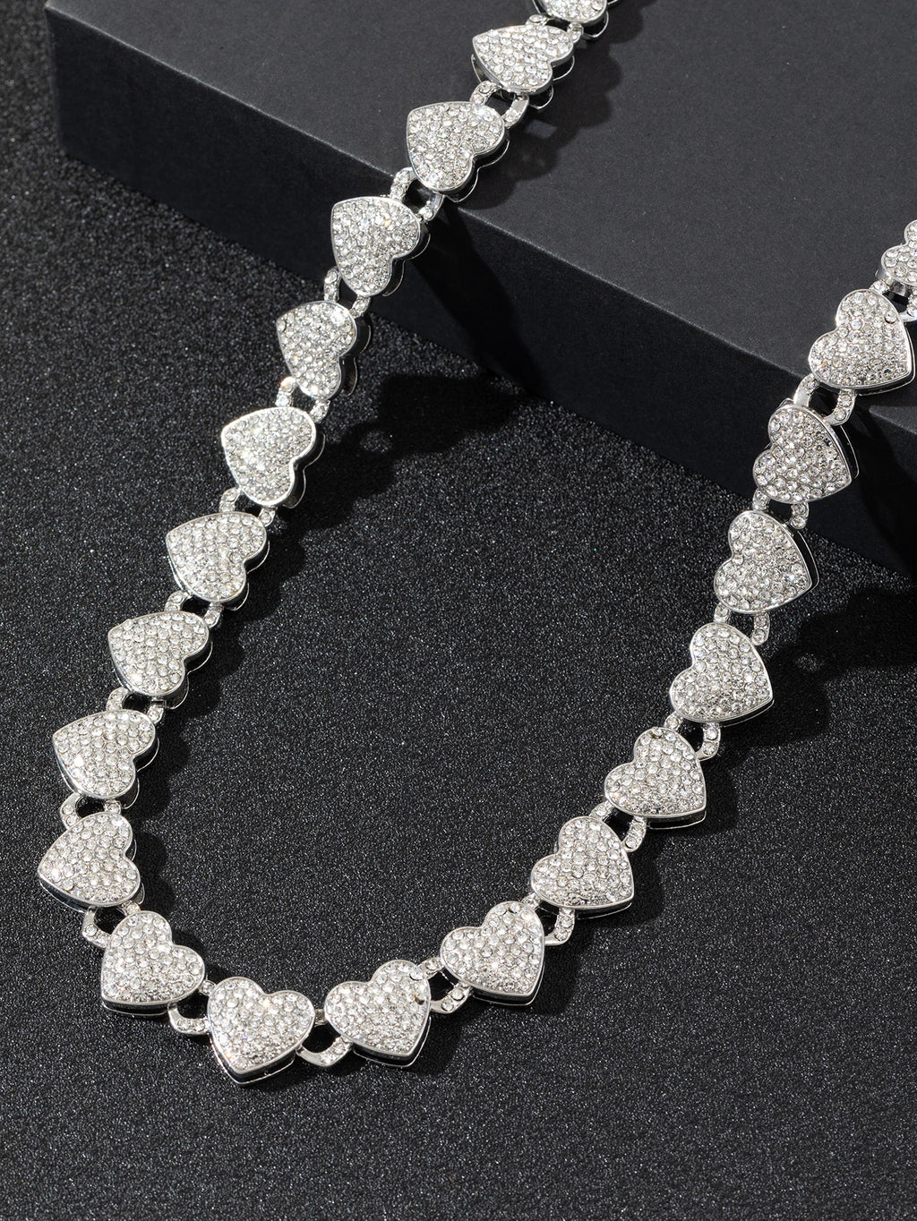 This is a heart-shaped necklace with a unique hip-hop style for men and women. It is a fashionable accessory for parties and gat