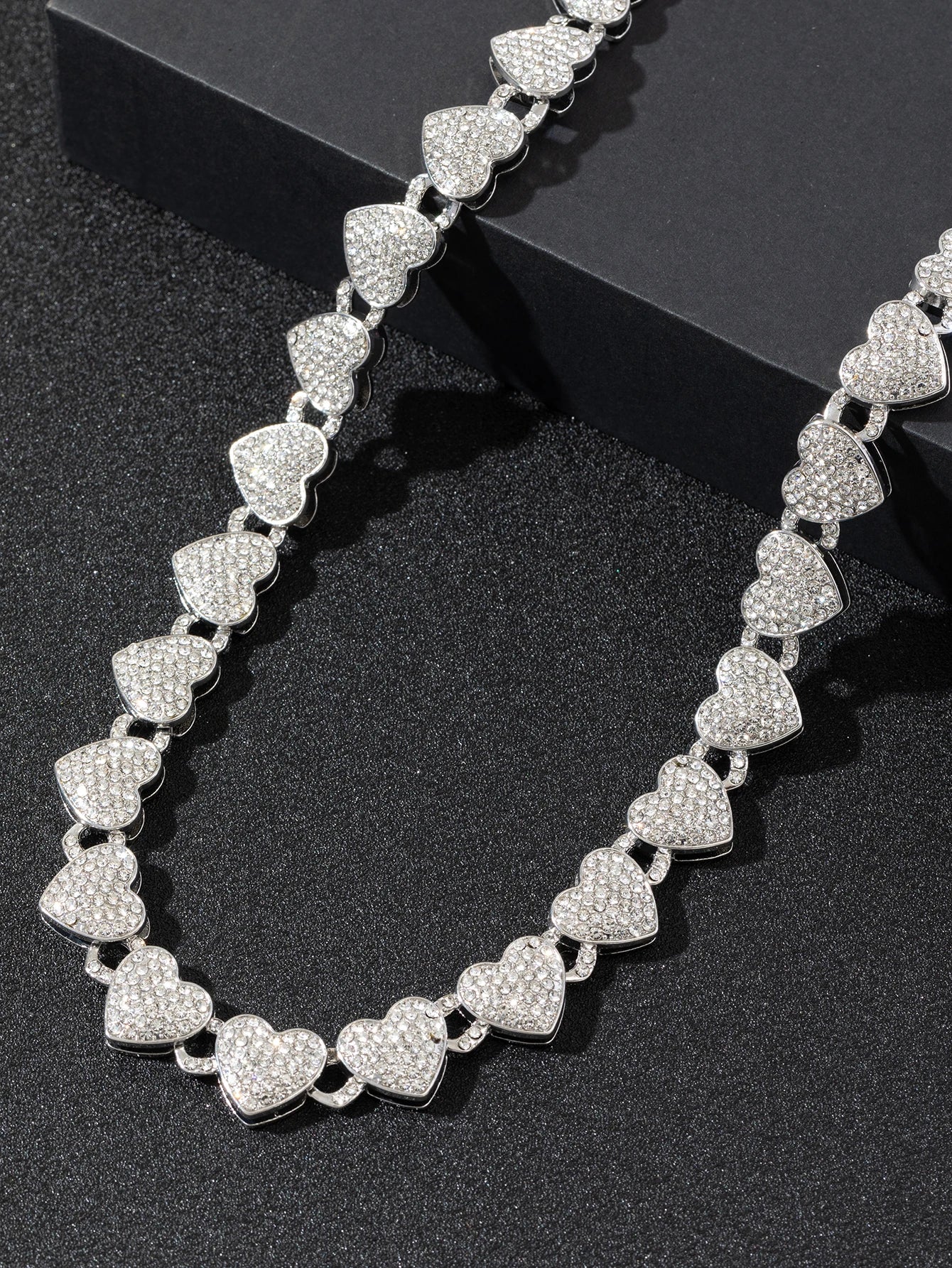 This is a heart-shaped necklace with a unique hip-hop style for men and women. It is a fashionable accessory for parties and gat